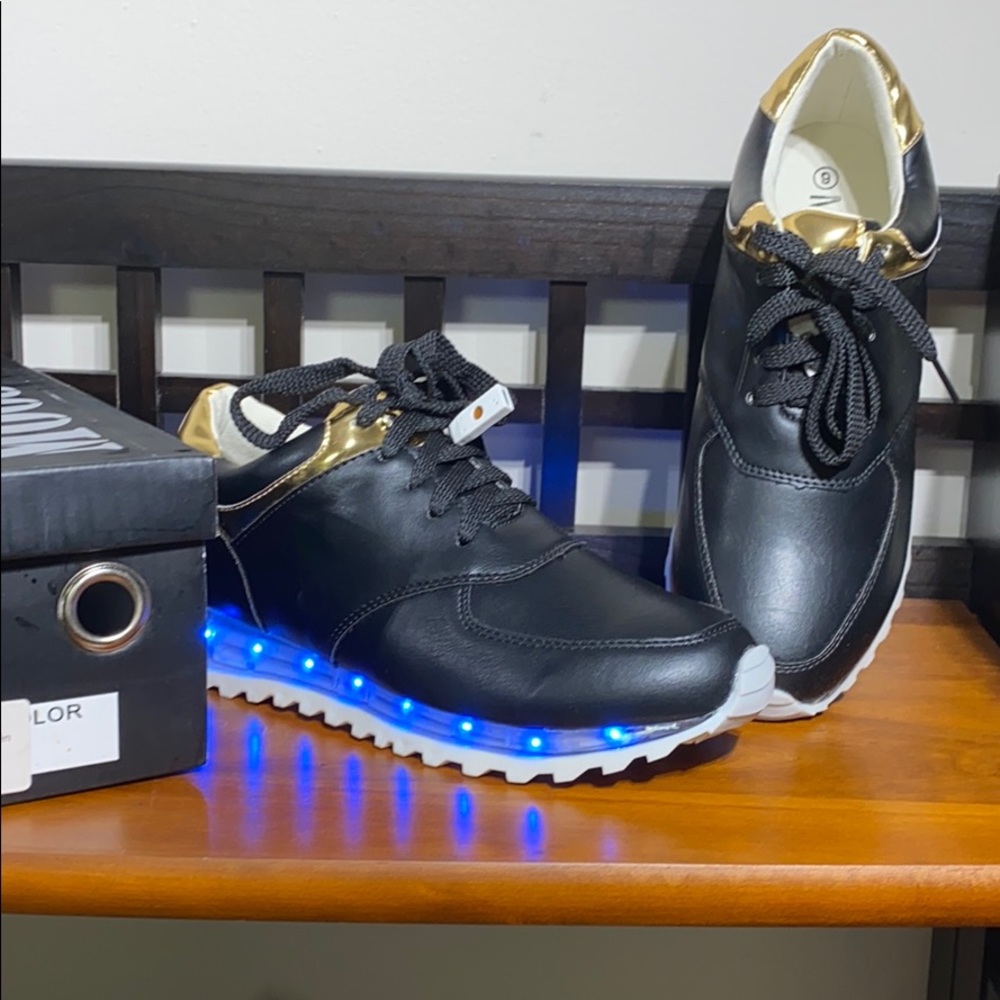 Sneakers - Picture 3 of 9